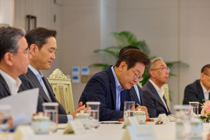 [서울=뉴시스] 이재명 대통령이 19일 서울 용산 대통령실 청사에서 열린 美日 순방 동행 경제단체 및 기업인 간담회에서 메모하고 있다. 이날 간담회는 류진 한국경제인협회 회장, 최태원 대한상공회의소 회장, 이재용 삼성전자 회장, 구광모 LG회장, 조원태 대한항공 회장, 김동관 한화 부회장, 장재훈 현대자동차 부회장, 박지원 두산그룹 부회장 겸 두산에너빌리티 대표이사 회장, 서정진 셀트리온 회장. (사진=대통령실 제공) 2025.08.19. photo@newsis.com *재판매 및 DB 금지