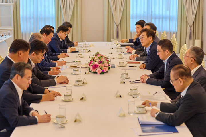 [서울=뉴시스] 이재명 대통령이 19일 서울 용산 대통령실 청사에서 열린 美日 순방 동행 경제단체 및 기업인 간담회에서 참석자들 발언을 듣고 있다. 이날 간담회는 류진 한국경제인협회 회장, 최태원 대한상공회의소 회장, 이재용 삼성전자 회장, 구광모 LG회장, 조원태 대한항공 회장, 김동관 한화 부회장, 장재훈 현대자동차 부회장, 박지원 두산그룹 부회장 겸 두산에너빌리티 대표이사 회장, 서정진 셀트리온 회장. (사진=대통령실 제공) 2025.08.19. photo@newsis.com *재판매 및 DB 금지