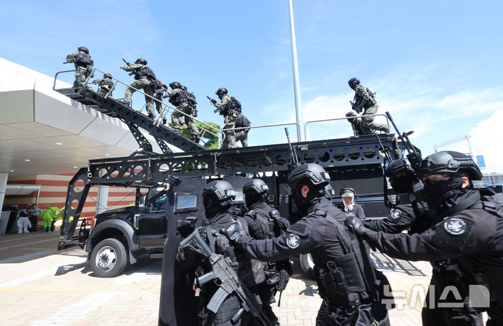 [인천=뉴시스] 전진환 기자 = 19일 오후 인천 연수구 크루즈터미널에서 2025 을지훈련의 일환으로 진행된 인천 국가 중요 시설 통합방호 실제훈련에서 무장세력이 침입한 크루즈 터미널로 9공수(사진 위) 및 인천해역방어사령부 장병들이 진입하고 있다. 2025.08.19. amin2@newsis.com