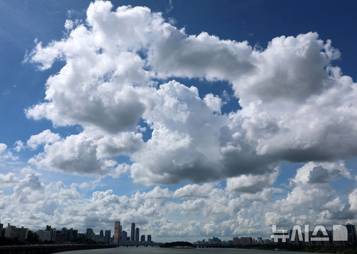 [서울=뉴시스] 이영환 기자 = 19일 오후 서울 동작구 동작대교 남단에서 바라본 서울 하늘에 뭉게구름이 가득하다. 2025.08.19. 20hwan@newsis.com