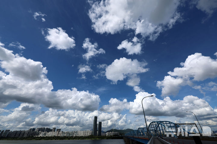 [서울=뉴시스] 이영환 기자 = 19일 오후 서울 동작구 동작대교 남단에서 바라본 서울 하늘에 뭉게구름이 가득하다. 2025.08.19. 20hwan@newsis.com