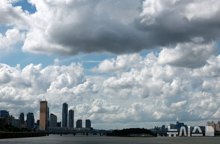 [서울=뉴시스] 이영환 기자 = 19일 오후 서울 동작구 동작대교 남단에서 바라본 서울 하늘에 뭉게구름이 가득하다. 2025.08.19. 20hwan@newsis.com