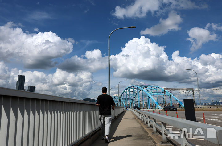 [서울=뉴시스] 이영환 기자 = 19일 오후 서울 동작구 동작대교 남단에서 바라본 서울 하늘에 뭉게구름이 가득하다. 2025.08.19. 20hwan@newsis.com