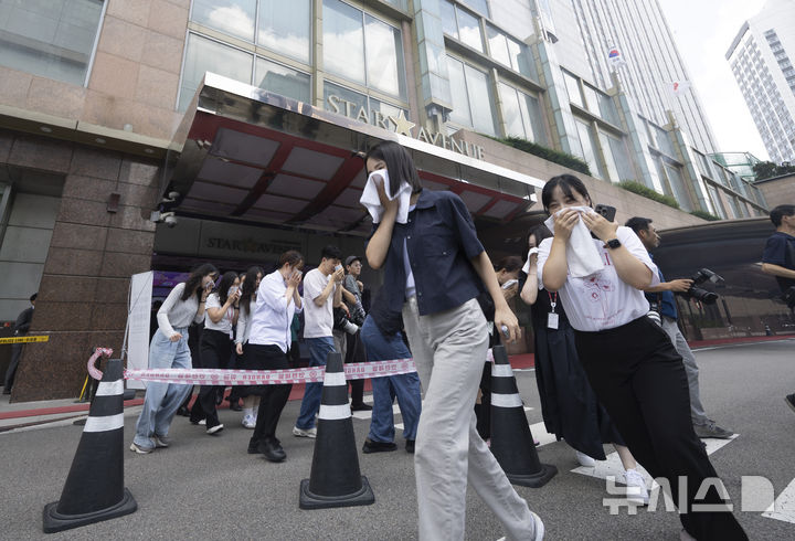 [서울=뉴시스] 김근수 기자 = 롯데호텔 직원들이 19일 서울 중구 롯데호텔 서울에서 을지연습과 연계한 통합방위 관계기관 합동훈련을 하고 있다. 2025.08.19. ks@newsis.com
