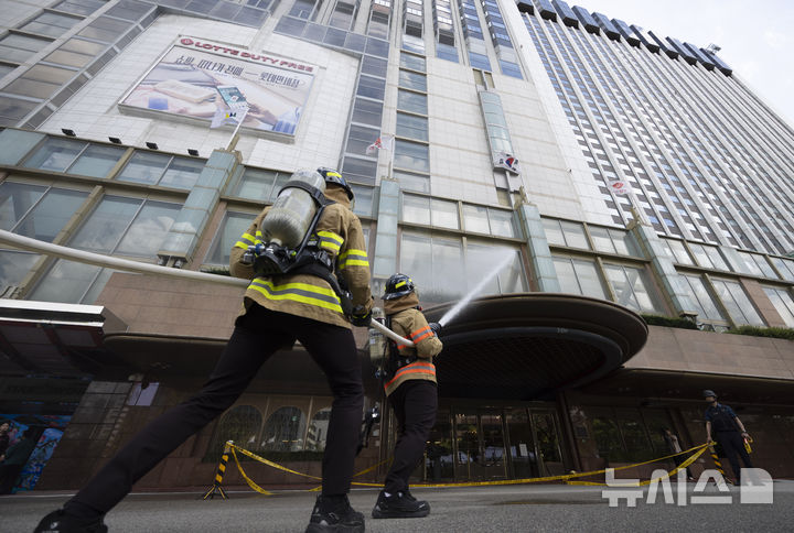 [서울=뉴시스] 김근수 기자 = 서울 중부소방서 대원들이 19일 서울 중구 롯데호텔 서울에서 진행된 을지연습과 연계한 통합방위 관계기관 합동훈련에서 드론 테러로 인한 화재발생 진화 훈련을 하고 있다. 2025.08.19. ks@newsis.com