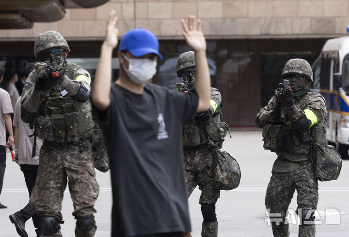 [서울=뉴시스] 김근수 기자 = 19일 서울 중구 롯데호텔 서울에서 진행된 을지연습과 연계한 통합방위 관계기관 합동훈련에서 군인들이 테러 용의자 진압을 하고 있다. 2025.08.19. ks@newsis.com