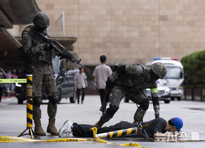 [서울=뉴시스] 김근수 기자 = 19일 서울 중구 롯데호텔 서울에서 진행된 을지연습과 연계한 통합방위 관계기관 합동훈련에서 군인들이 테러 용의자 진압을 하고 있다. 2025.08.19. ks@newsis.com