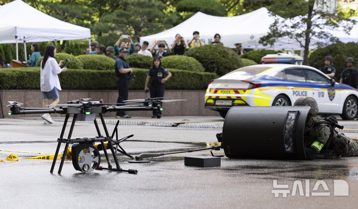 [서울=뉴시스] 김근수 기자 = 19일 서울 중구 롯데호텔 서울에서 진행된 을지연습과 연계한 통합방위 관계기관 합동훈련에서 군인들이 드론 폭발물 제거 훈련을 하고 있다. 2025.08.19. ks@newsis.com