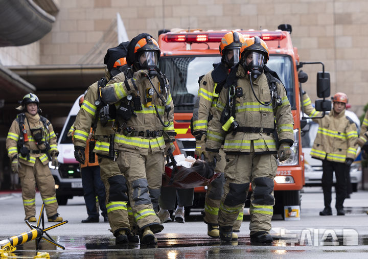 [서울=뉴시스] 김근수 기자 = 서울 중부소방서 소방대원들이 19일 서울 중구 롯데호텔 서울에서 을지연습과 연계한 통합방위 관계기관 합동훈련에서 부상자 이송 훈련을 하고 있다. 2025.08.19. ks@newsis.com