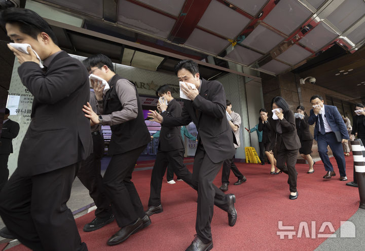 [서울=뉴시스] 김근수 기자 = 롯데호텔 직원들이 19일 서울 중구 롯데호텔 서울에서 을지연습과 연계한 통합방위 관계기관 합동훈련을 하고 있다. 2025.08.19. ks@newsis.com