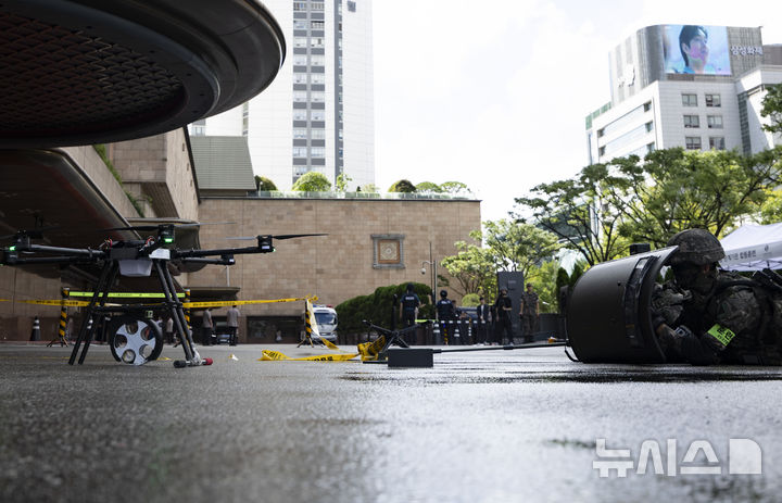 [서울=뉴시스] 김근수 기자 = 19일 서울 중구 롯데호텔 서울에서 진행된 을지연습과 연계한 통합방위 관계기관 합동훈련에서 군인들이 폭발물 제거 훈련을 하고 있다. 2025.08.19. ks@newsis.com