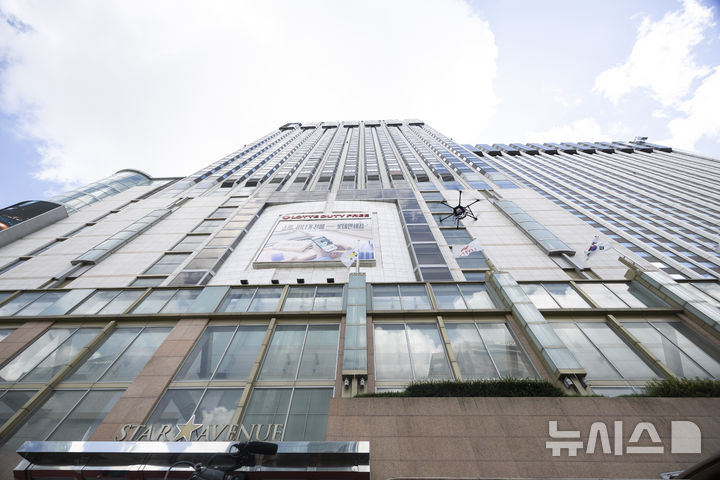 [서울=뉴시스] 김근수 기자 = 19일 서울 중구 롯데호텔 서울에서 을지연습과 연계한 통합방위 관계기관 합동훈련에서 폭탄 드론을 이용한 테러 훈련을 하고 있다. 2025.08.19. ks@newsis.com