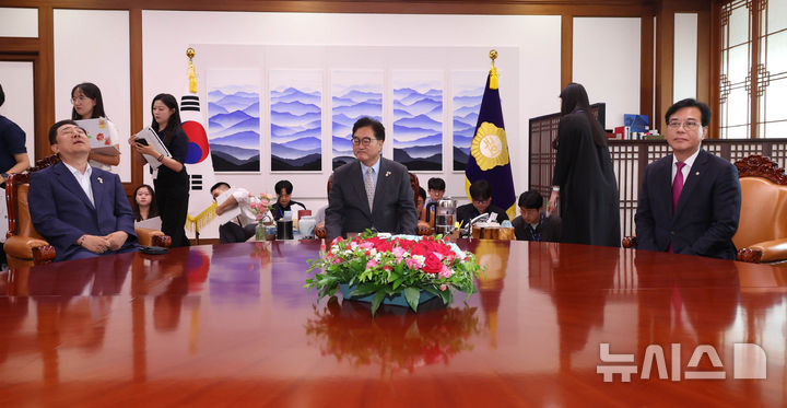 [서울=뉴시스] 고승민 기자 = 우원식 국회의장과 김병기 더불어민주당 원내대표, 송언석 국민의힘 비상대책위원장 겸 원내대표가 19일 오후 서울 여의도 국회에서 열린 의장 주재 여야 원내대표 회동에서 자리에 앉아 있다. (공동취재) 2025.08.19. photo@newsis.com