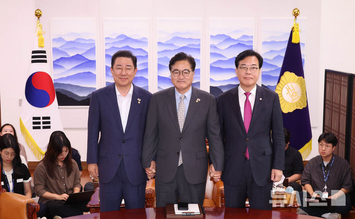 [서울=뉴시스] 고승민 기자 = 우원식 국회의장과 김병기 더불어민주당 원내대표, 송언석 국민의힘 비상대책위원장 겸 원내대표가 19일 오후 서울 여의도 국회에서 열린 의장 주재 여야 원내대표 회동에서 기념촬영을 하고 있다. 왼쪽부터 김 원내대표, 우 의장, 송 원내대표. (공동취재) 2025.08.19. photo@newsis.com