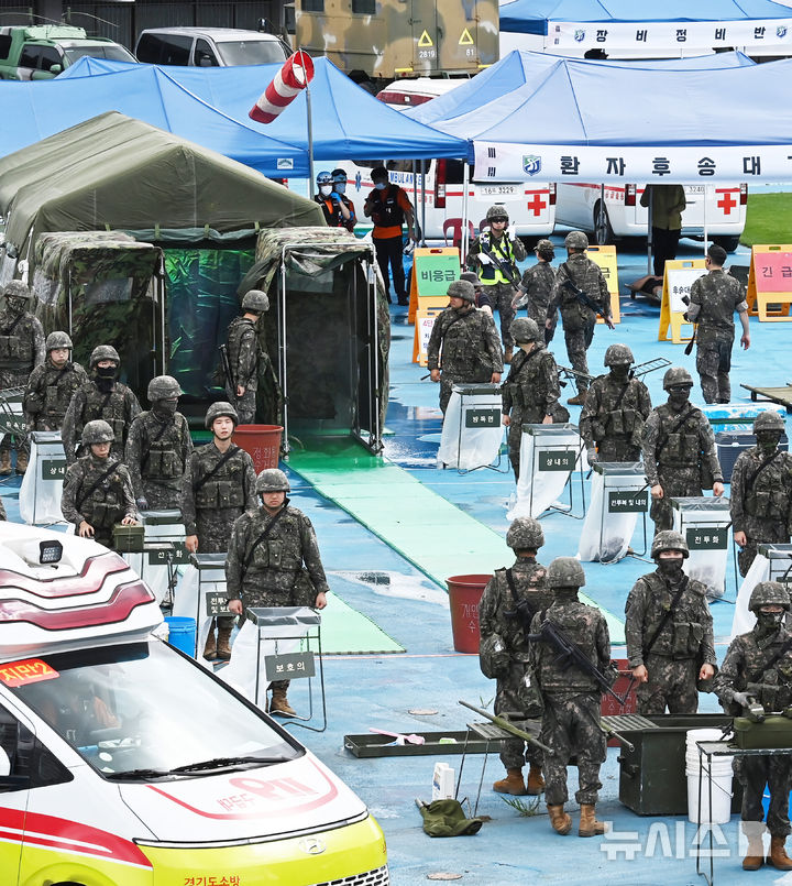 [수원=뉴시스] 김종택 기자 = 19일 경기 수원시 장안구 수원종합운동장에서 '2025 을지연습 화생방 통합대응 훈련'이 진행되고 있다.이날 훈련에는 육군 제51사단, 공군10전투비행단, 경기남부경찰청, 수원소방서, 대한적십자사 등 600여명이 참가했다. 2025.08.19. jtk@newsis.com