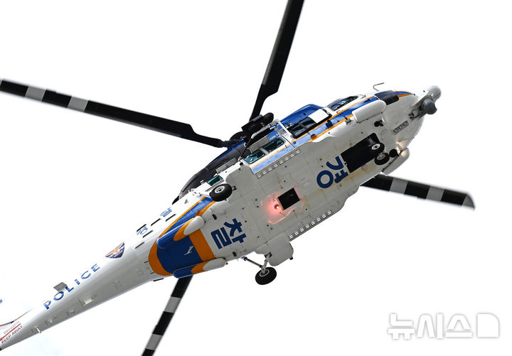 [수원=뉴시스] 김종택 기자 = 19일 경기 수원시 장안구 수원종합운동장에서 '2025 을지연습 화생방 통합대응 훈련'이 진행되고 있다.이날 훈련에는 육군 제51사단, 공군10전투비행단, 경기남부경찰청, 수원소방서, 대한적십자사 등 600여명이 참가했다. 2025.08.19. jtk@newsis.com