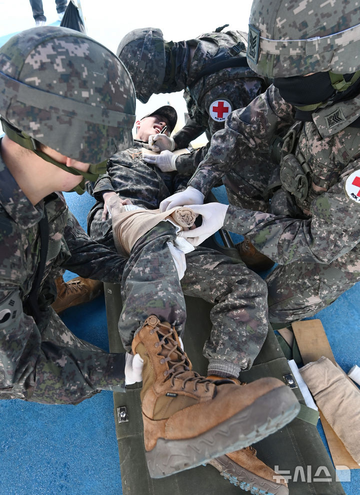 [수원=뉴시스] 김종택 기자 = 19일 경기 수원시 장안구 수원종합운동장에서 '2025 을지연습 화생방 통합대응 훈련'이 진행되고 있다.이날 훈련에는 육군 제51사단, 공군10전투비행단, 경기남부경찰청, 수원소방서, 대한적십자사 등 600여명이 참가했다. 2025.08.19. jtk@newsis.com