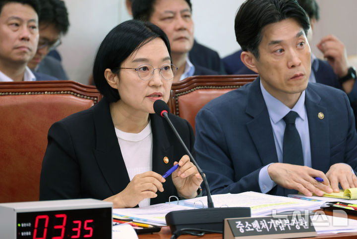 [서울=뉴시스] 김금보 기자 = 한성숙 중소벤처기업부 장관이 지난 19일 오후 서울 여의도 국회에서 열린 산업통상자원중소벤처기업위원회 전체회의에서 의원 질의에 답하고 있다. 2025.08.20. kgb@newsis.com