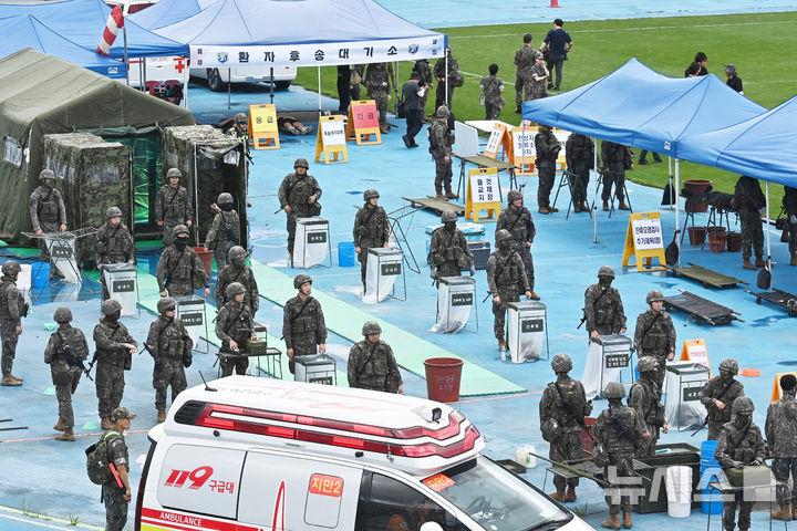 [수원=뉴시스] 김종택 기자 = 19일 경기 수원시 장안구 수원종합운동장에서 '2025 을지연습 화생방 통합대응 훈련'이 진행되고 있다.이날 훈련에는 육군 제51사단, 공군10전투비행단, 경기남부경찰청, 수원소방서, 대한적십자사 등 600여명이 참가했다. 2025.08.19. jtk@newsis.com