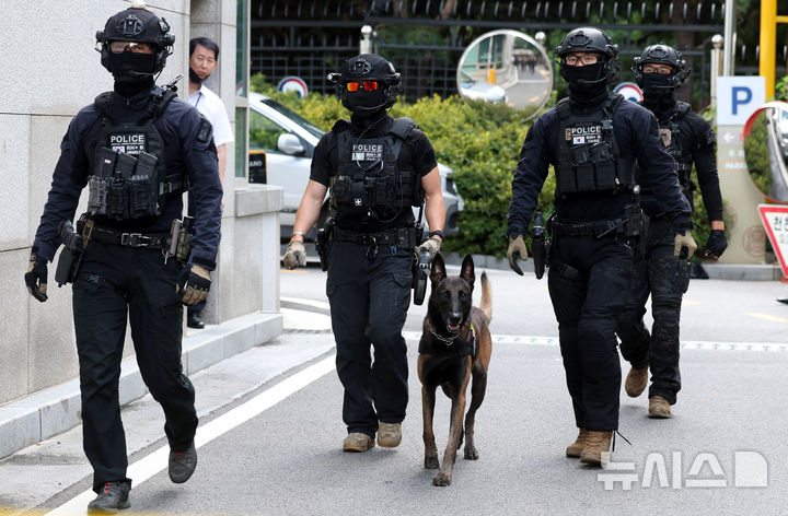 [서울=뉴시스] 추상철 기자 = 19일 오후 서울 종로구 정부서울청사 별관 화물하역장 보안검색대에서 열린 을지연습 연계 '폭발물 테러 대응 훈련'에서 관·경·군·소방 유관기관이 폭발물 처리 합동 훈련을 하고 있다. 2025.08.19. scchoo@newsis.com