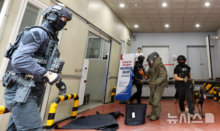 [서울=뉴시스] 추상철 기자 = 19일 오후 서울 종로구 정부서울청사 별관 화물하역장 보안검색대에서 열린 을지연습 연계 '폭발물 테러 대응 훈련'에서 관·경·군·소방 유관기관이 폭발물 처리 합동 훈련을 하고 있다. 2025.08.19. scchoo@newsis.com