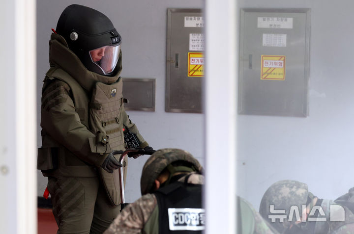 [서울=뉴시스] 추상철 기자 = 19일 오후 서울 종로구 정부서울청사 별관 화물하역장 보안검색대에서 열린 을지연습 연계 '폭발물 테러 대응 훈련'에서 관·경·군·소방 유관기관이 폭발물 처리 합동 훈련을 하고 있다. 2025.08.19. scchoo@newsis.com