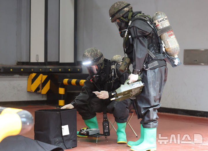 [서울=뉴시스] 추상철 기자 = 19일 오후 서울 종로구 정부서울청사 별관 화물하역장 보안검색대에서 열린 을지연습 연계 '폭발물 테러 대응 훈련'에서 관·경·군·소방 유관기관이 폭발물 처리 합동 훈련을 하고 있다. 2025.08.19. scchoo@newsis.com