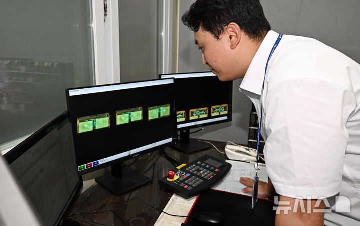 [서울=뉴시스] 추상철 기자 = 19일 오후 서울 종로구 정부서울청사 별관 화물하역장 보안검색대에서 열린 을지연습 연계 '폭발물 테러 대응 훈련'에서 정부청사관리소 관계자가 엑스레이 장비를 통해 폭발물 위험성이 있는 택배물을 확인하고 있다. (공동취재) 2025.08.19. photo@newsis.com