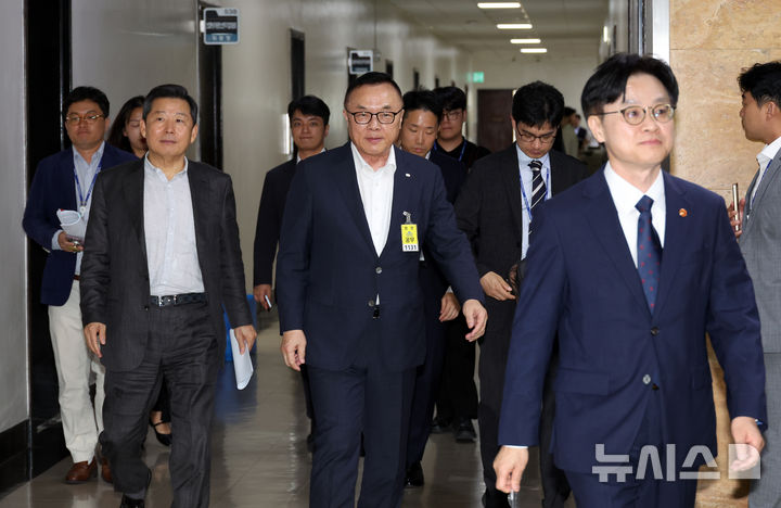 [서울=뉴시스] 김금보 기자  = 이철규(왼쪽) 국회 산업통상자원중소벤처기업위원회 위원장, 황주호(가운데) 한국수력원자력 사장, 김정관 산업통상자원부 장관이 19일 오후 서울 여의도 국회에서 전체회의 정회 중 협의를 마친 후 회의장으로 이동하고 있다. 2025.08.19. kgb@newsis.com