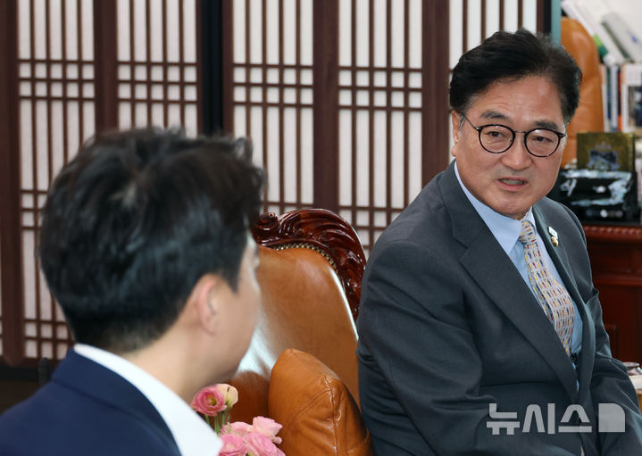 [서울=뉴시스] 김금보 기자 = 우원식 국회의장이 19일 오후 서울 여의도 국회에서 이준석 개혁신당 대표와 대화를 하고 있다. 2025.08.19. kgb@newsis.com