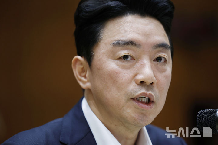 [서울=뉴시스] 최동준 기자 = 강훈식 비서실장이 19일 서울 용산 대통령실 청사에서 국정 비전과 주요 현안 관련 기자간담회 발언을 하고 있다. 2025.08.19. photocdj@newsis.com