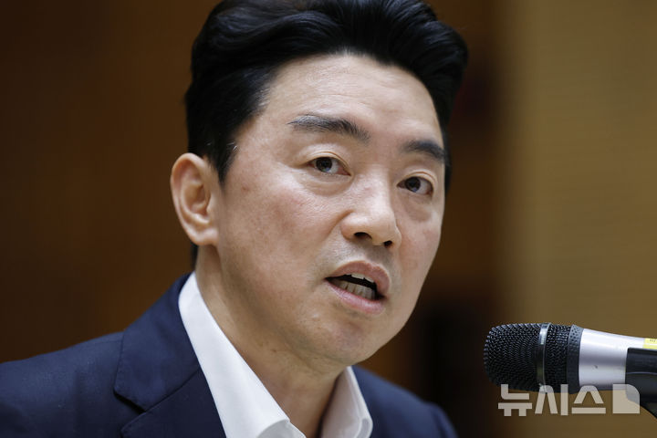 [서울=뉴시스] 최동준 기자 = 강훈식 비서실장이 19일 서울 용산 대통령실 청사에서 국정 비전과 주요 현안 관련 기자간담회 발언을 하고 있다. 2025.08.19. photocdj@newsis.com