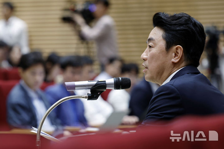 [서울=뉴시스] 최동준 기자 = 강훈식 비서실장이 19일 서울 용산 대통령실 청사에서 국정 비전과 주요 현안 관련 기자간담회 발언을 하고 있다. 2025.08.19. photocdj@newsis.com