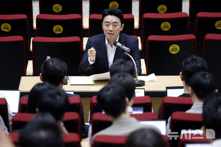 [서울=뉴시스] 최동준 기자 = 강훈식 비서실장이 19일 서울 용산 대통령실 청사에서 국정 비전과 주요 현안 관련 기자간담회 발언을 하고 있다. 2025.08.19. photocdj@newsis.com