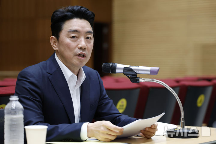 [서울=뉴시스] 최동준 기자 = 강훈식 비서실장이 19일 서울 용산 대통령실 청사에서 국정 비전과 주요 현안 관련 기자간담회 발언을 하고 있다. 2025.08.19. photocdj@newsis.com