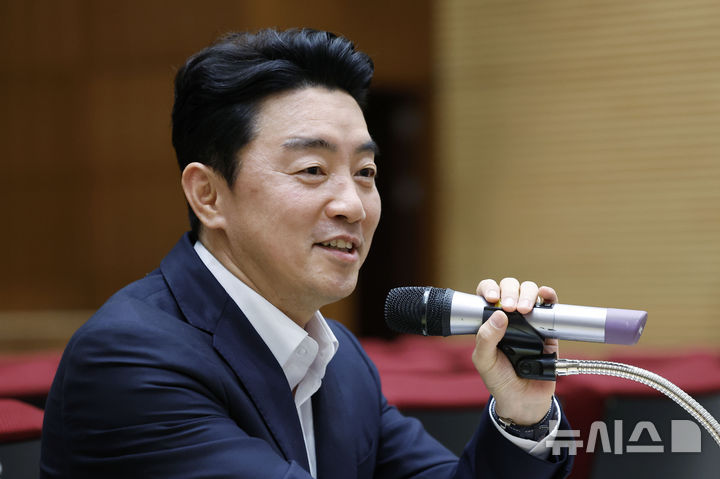 [서울=뉴시스] 최동준 기자 = 강훈식 비서실장이 19일 서울 용산 대통령실 청사에서 국정 비전과 주요 현안 관련 기자간담회 발언을 하고 있다. 2025.08.19. photocdj@newsis.com