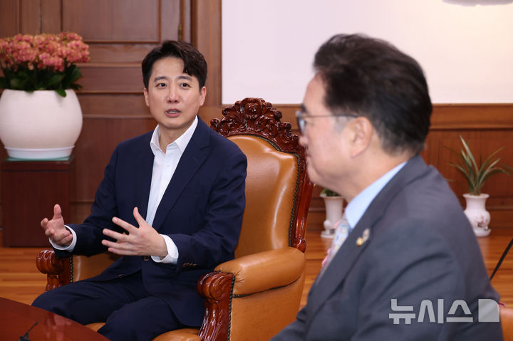 [서울=뉴시스] 김금보 기자 = 이준석 개혁신당 대표가 19일 오후 서울 여의도 국회에서 우원식 국회의장과 대화를 하고 있다. 2025.08.19. kgb@newsis.com