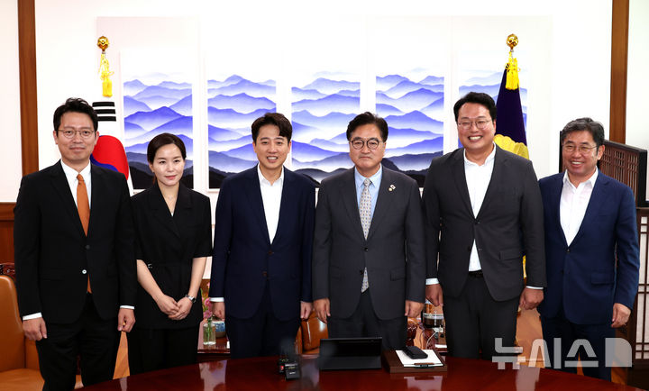 [서울=뉴시스] 김금보 기자 = 우원식 국회의장이 19일 오후 서울 여의도 국회에서 이준석 개혁신당 대표와 기념촬영을 하고 있다. 2025.08.19. kgb@newsis.com