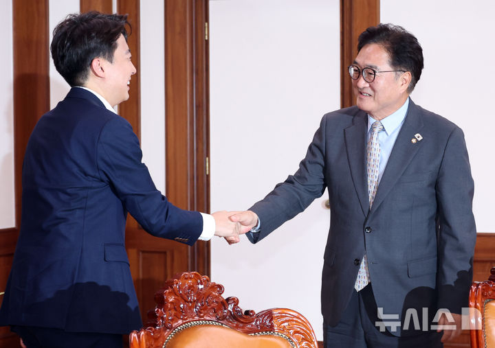 [서울=뉴시스] 김금보 기자 = 우원식 국회의장이 19일 오후 서울 여의도 국회에서 이준석 개혁신당 대표와 악수를 하고 있다. 2025.08.19. kgb@newsis.com