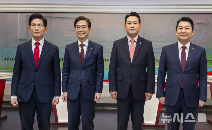 [서울=뉴시스] 국회사진기자단 = 국민의힘 김문수(왼쪽부터), 조경태, 장동혁, 안철수 당 대표 후보가 19일 오후 서울 중구 TV조선 스튜디오에서 열린 ‘당 대표 후보자 TV토론회’ 에 참석해 포즈를 취하고 있다. 2025.08.19. photo@newsis.com