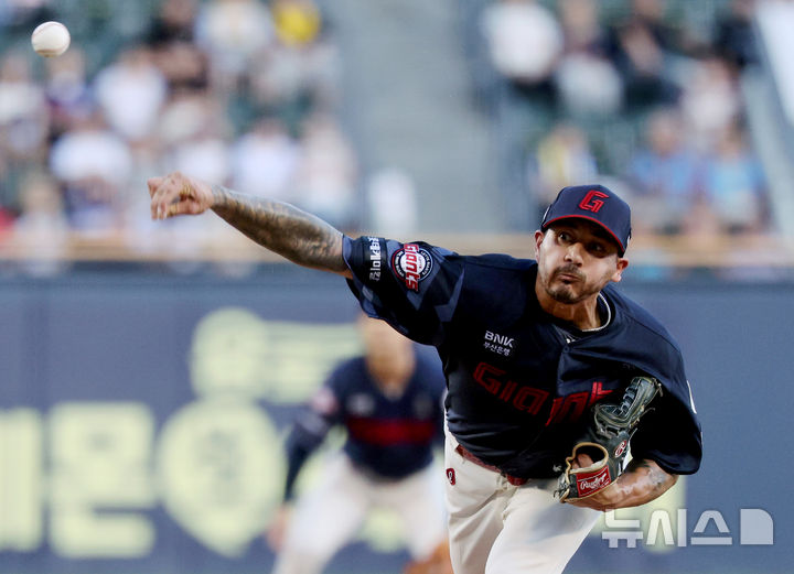 [서울=뉴시스] 김진아 기자 = 19일 서울 송파구 잠실야구장에서 열린 2025 KBO리그 롯데 자이언츠와 LG 트윈스의 경기, 롯데 벨라스케즈가 역투하고 있다. 2025.08.19. bluesoda@newsis.com