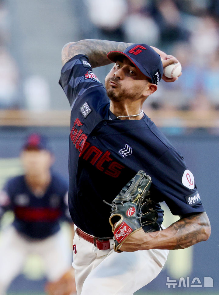 [서울=뉴시스] 김진아 기자 = 19일 서울 송파구 잠실야구장에서 열린 2025 KBO리그 롯데 자이언츠와 LG 트윈스의 경기, 롯데 벨라스케즈가 역투하고 있다. 2025.08.19. bluesoda@newsis.com