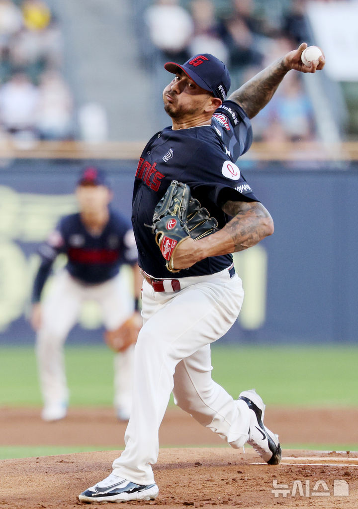 [서울=뉴시스] 김진아 기자 = 19일 서울 송파구 잠실야구장에서 열린 2025 KBO리그 롯데 자이언츠와 LG 트윈스의 경기, 롯데 벨라스케즈가 역투하고 있다. 2025.08.19. bluesoda@newsis.com