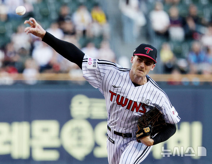 [서울=뉴시스] 김진아 기자 = 19일 서울 송파구 잠실야구장에서 열린 2025 KBO리그 롯데 자이언츠와 LG 트윈스의 경기, LG 톨허스트가 역투하고 있다. 2025.08.19. bluesoda@newsis.com