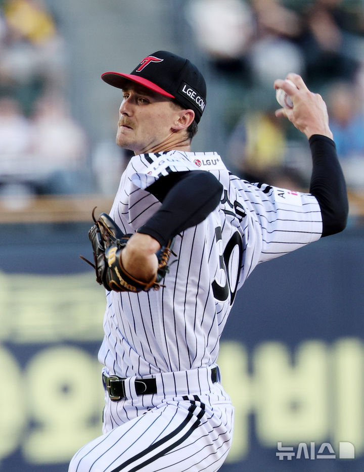 [서울=뉴시스] 김진아 기자 = 19일 서울 송파구 잠실야구장에서 열린 2025 KBO리그 롯데 자이언츠와 LG 트윈스의 경기, LG 톨허스트가 역투하고 있다. 2025.08.19. bluesoda@newsis.com