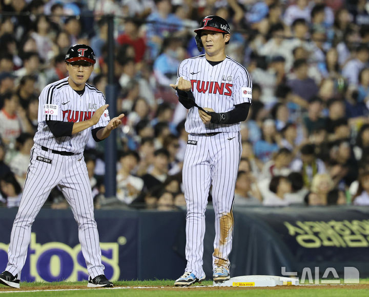 [서울=뉴시스] 김진아 기자 = 19일 서울 송파구 잠실야구장에서 열린 2025 KBO리그 롯데 자이언츠와 LG 트윈스의 경기, 4회말 2사 1루 LG 오지환이 1타점 적시타를 친 뒤 3루에 안착하고 있다. 2025.08.19. bluesoda@newsis.com