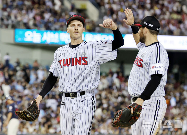 [서울=뉴시스] 김진아 기자 = 19일 서울 송파구 잠실야구장에서 열린 2025 KBO리그 롯데 자이언츠와 LG 트윈스의 경기, 5회초 LG 선발 톨허스트가 무실점으로 이닝을 마친 뒤 오스틴과 하이파이브를 하고 있다. 2025.08.19. bluesoda@newsis.com