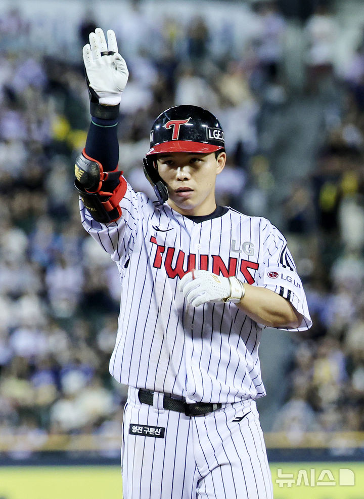 [서울=뉴시스] 김진아 기자 = 19일 서울 송파구 잠실야구장에서 열린 2025 KBO리그 롯데 자이언츠와 LG 트윈스의 경기, 5회말 1사 2,3루 LG 문성주가 2타점 적시타를 친 후 기뻐하고 있다. 2025.08.19. bluesoda@newsis.com