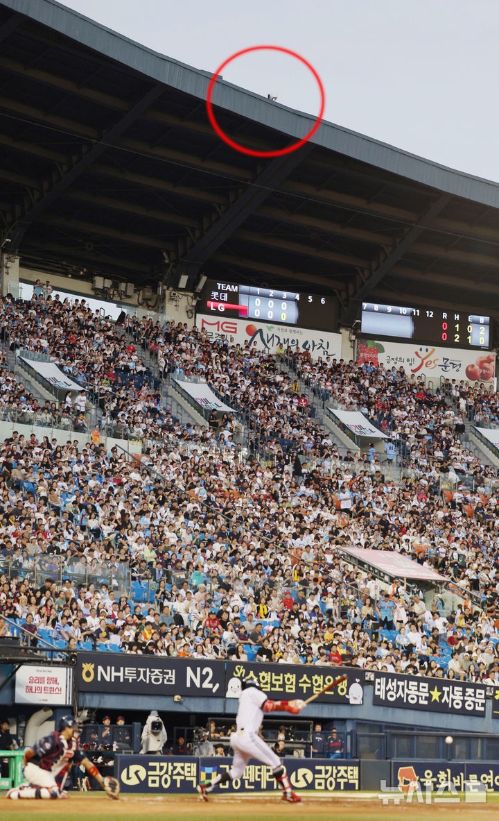 [서울=뉴시스] 김진아 기자 = 19일 서울 송파구 잠실야구장에서 열린 2025 KBO리그 롯데 자이언츠와 LG 트윈스의 경기, 체크스윙 비디오 판독을 위한 카메라(붉은 동그라미)가 설치돼 있다. 2025.08.19. bluesoda@newsis.com