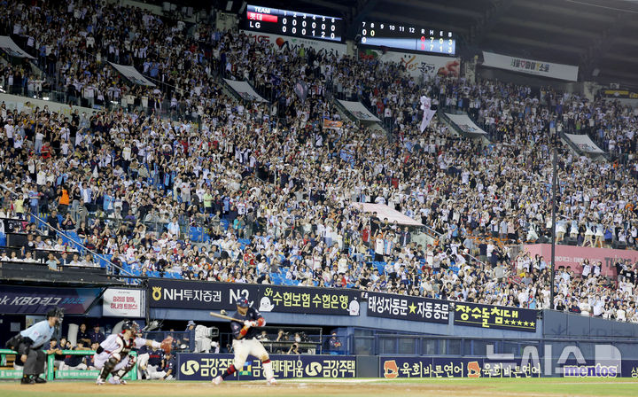[서울=뉴시스] 김진아 기자 = 19일 서울 송파구 잠실야구장에서 열린 2025 KBO리그 롯데 자이언츠와 LG 트윈스의 경기, 팬들이 응원을 하고 있다.&nbsp; 18일 기준 총 562경기에서 969만542명의 관중이 경기장을 찾아 천만 관중까지 약 31만명만 남겨둔 상황이다. 기상 악화 등 변수가 없다면 이번 주중 1000만 관중 돌파할 것으로 예상된다. 2025.08.19. bluesoda@newsis.com